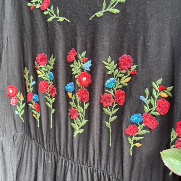 Torrid dress black with floral embroidery hem elastic waistband Sz 1X - Picture 3 of 5